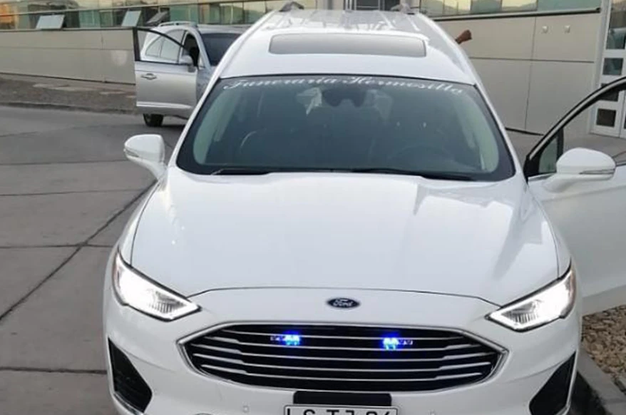 Carroza blanca de Funeraria Hermosilla en Calama